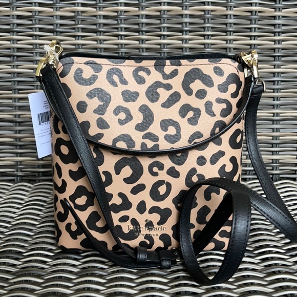 Kate spade darcy graphic leopard small bucket Clearance